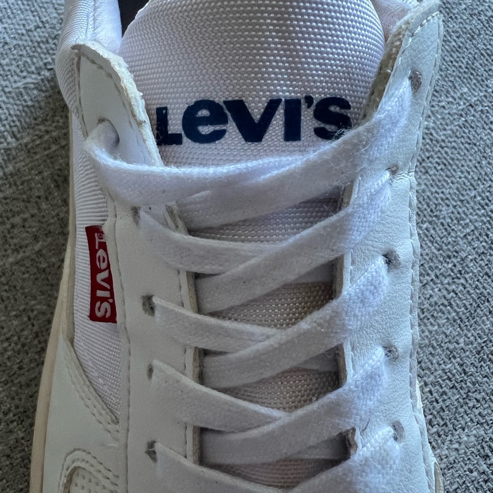 Levi's Liam sneakers with Red
Tab logo in white